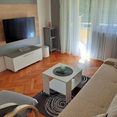 Bright & Cozy Pula Apartment ภายนอก รูปภาพ