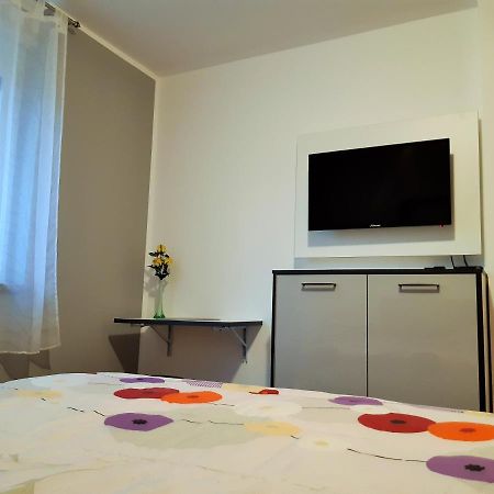 Bright & Cozy Pula Apartment ภายนอก รูปภาพ