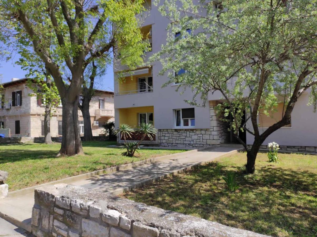 Bright & Cozy Pula Apartment ภายนอก รูปภาพ