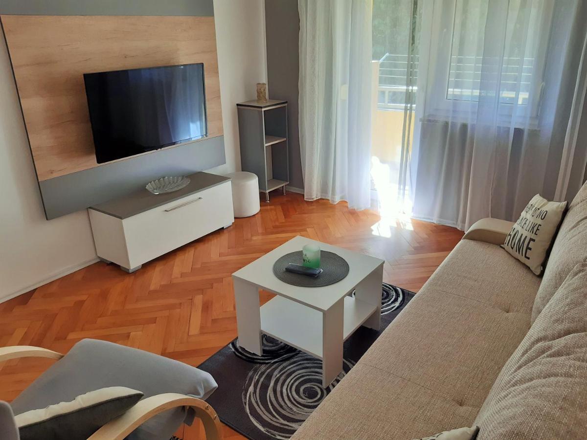 Bright & Cozy Pula Apartment ภายนอก รูปภาพ